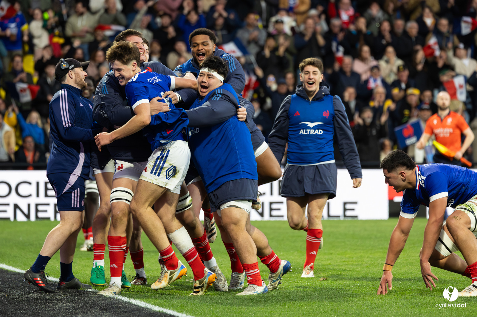 Grand chelem du XV de France U20 dans le tournoi des 6 nations après la victoire 31-28 contre l'Angleterre au Stade Marcel Deflandre de La Rochelle