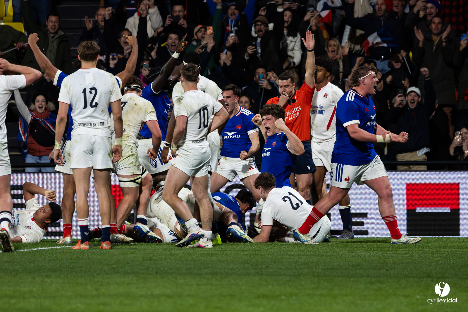 Grand chelem du XV de France U20 dans le tournoi des 6 nations après la victoire 31-28 contre l'Angleterre au Stade Marcel Deflandre de La Rochelle
